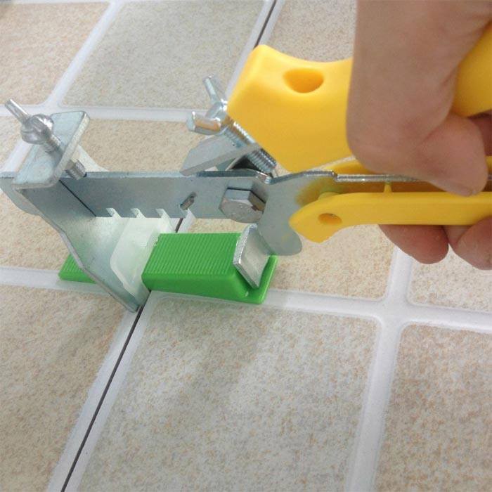 Cài nêm và dùng kìm kéo để tạo cân bằng giữa hai viên gạch với nhau